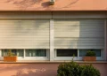 Réparer un volet roulant qui grince et résiste par temps chaud : solutions pratiques