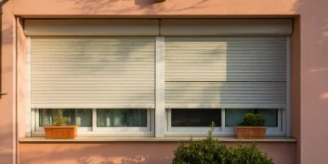 Réparer un volet roulant qui grince et résiste par temps chaud : solutions pratiques
