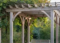 Réparer une pergola en bois qui gondole : techniques de redressement et prévention