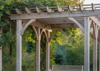 Réparer une pergola en bois qui gondole : techniques de redressement et prévention