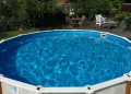 Réparer une piscine hors-sol déformée par la chaleur : guide d’urgence et prévention