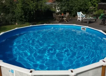 Réparer une piscine hors-sol déformée par la chaleur : guide d’urgence et prévention