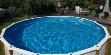 Réparer une piscine hors-sol déformée par la chaleur : guide d’urgence et prévention