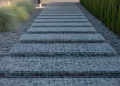 Allée de jardin en gabions remplis de gravier : technique et rendu minimaliste
