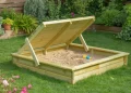 Bac à sable couvert avec système anti-chats : guide de construction en bois traité