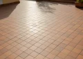 Carrelage de terrasse qui se soulève : injection de résine et repose sans tout casser