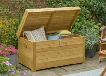 Coffre de jardin étanche en bois traité : construire un rangement pour coussins