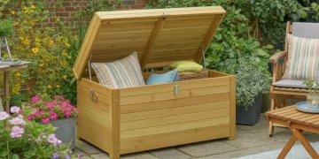 Coffre de jardin étanche en bois traité : construire un rangement pour coussins