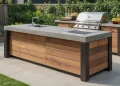 Construire un îlot de jardin pour barbecue : coffrage bois brûlé et plan de travail en béton coulé