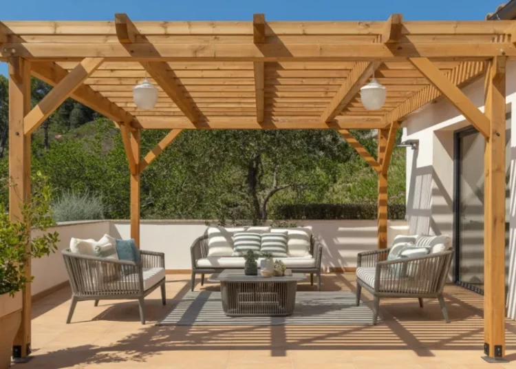 Construire une pergola en bois autoportante pour terrasse : guide complet du dimensionnement à la finition