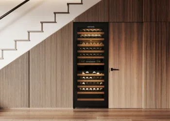 Créer un cellier sous escalier avec porte dérobée intégrée au mur