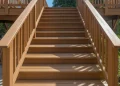 Escalier extérieur en bois composite sur pilotis : calcul, assemblage et main courante