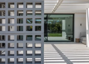 Installer un claustra en béton fibré sur une terrasse : coffrage, coulage et finition brute