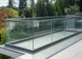 Installer un garde-corps en verre feuilleté sur un balcon ou une mezzanine : fixations et normes 2026