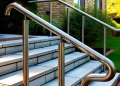 Installer une main courante d’escalier extérieur en inox : scellement, coupe et finition