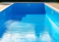 Peindre sa piscine en béton ou en résine : préparation, produits et application sans cloques