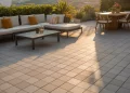 Poser des dalles clipsables sur une terrasse en 4 heures : bois composite, grès cérame et ardoise