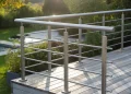 Poser un garde-corps de terrasse en inox brossé soi-même : sécurité et élégance