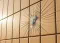 Remplacer un carreau de façade fissuré sans toucher aux carreaux voisins