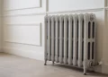 Rénover un radiateur en fonte ancien : purge, décapage et peinture avant l’automne