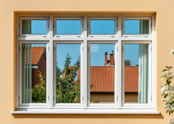 Réparer et recalfeutrer ses fenêtres PVC avant l’été : joints, réglages et étanchéité