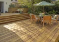 Terrasse bois sur plots réglables : construire et niveler en 2 jours