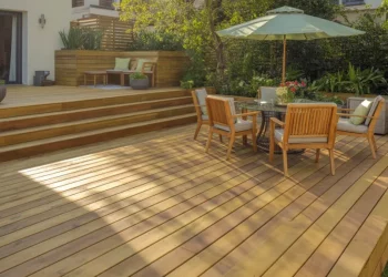 Terrasse bois sur plots réglables : construire et niveler en 2 jours
