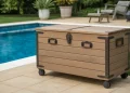 Coffre de rangement extérieur pour matériel de piscine : fabriquer soi-même un meuble en bois traité avec roulettes et crochets