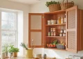 Construire un garde-manger mural en bois : fraîcheur naturelle sans électricité