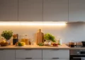 Éclairage de plan de travail cuisine : poser un ruban LED dans un profilé encastré