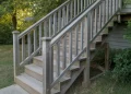 Escalier extérieur en bois : décapage, rebouchage et protection après l’été