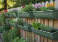 Jardin vertical sur clôture : créer des jardinières avec des gouttières PVC recyclées