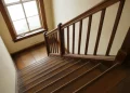 Marches qui craquent ou qui cèdent : 6 interventions pour réparer un escalier intérieur