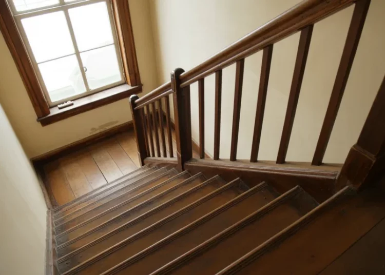 Marches qui craquent ou qui cèdent : 6 interventions pour réparer un escalier intérieur