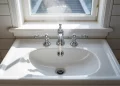 Odeur d’égout dans la salle de bain ou la cuisine : 7 causes et leurs solutions