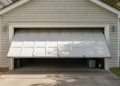 Porte de garage sectionnelle qui monte de travers : diagnostic et réparations