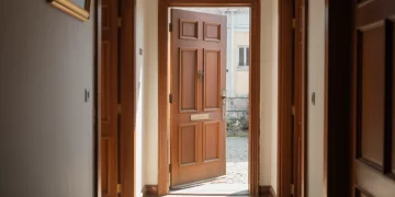 Porte intérieure qui bâille : diagnostic et réglages des charnières au rattrapage du cadre