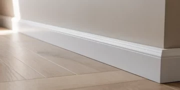 Poser des plinthes en MDF peintes après un parquet : coupe, collage et finition invisible