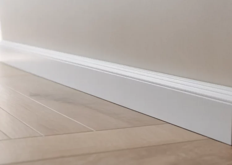 Poser des plinthes en MDF peintes après un parquet : coupe, collage et finition invisible