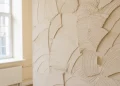 Poser un crépi projeté sur un mur intérieur : technique, matériaux et finitions en 1 week-end