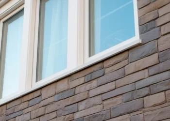 Refaire les joints de façade entre pierre et menuiseries PVC : 5 étapes clés avant l’automne