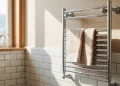 Remplacer un radiateur de salle de bain par un sèche-serviettes électrique : guide de pose complet