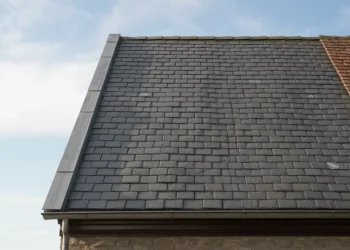 Réparer une fuite de toiture en tuile ou ardoise sans échafaudage : 5 méthodes sécurisées