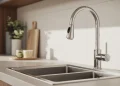 Installer un robinet de cuisine avec douchette extractible soi-même : guide complet en 1 heure