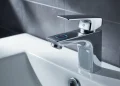 Installer un robinet électronique sans contact : raccordements et réglages pas à pas