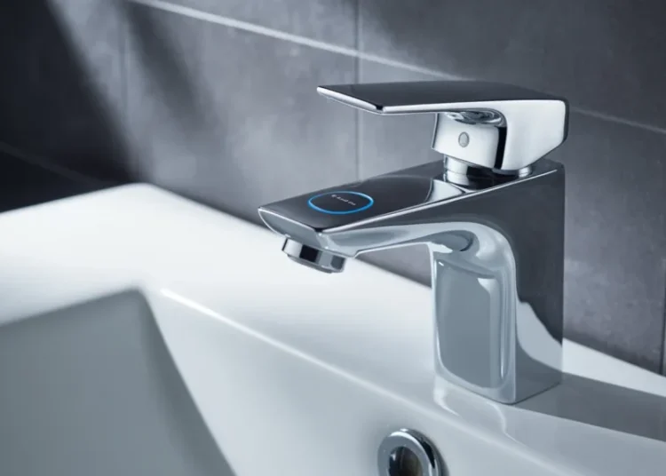 Installer un robinet électronique sans contact : raccordements et réglages pas à pas