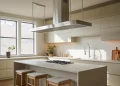 Installer une hotte décorative suspendue au-dessus d’un îlot central : guide complet électricité et maçonnerie