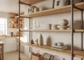 Meuble de cuisine ouvert en tubes acier et planches de chêne : guide de fabrication style loft