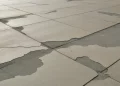 Parvis béton dégradé : 5 techniques pour le remettre en état selon l’état du sol