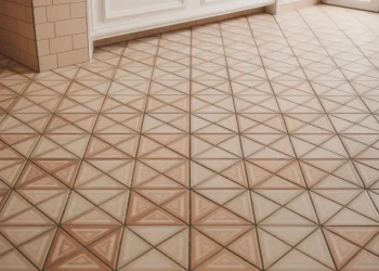 Poser un carrelage en ciment hydraulique : guide complet pour débutants